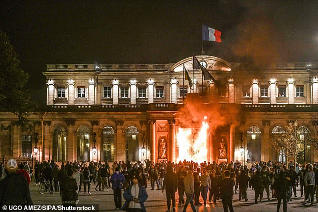 La puerta de entrada del ayuntamiento de Burdeos ardió durante una manifestación salvaje, pocos días después de que el gobierno llevara a cabo una reforma de las pensiones utilizando el artículo 49.3 de la constitución, 23 de marzo de 2023