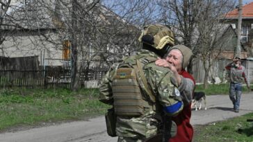 100 prisioneros de guerra ucranianos liberados en el último intercambio de prisioneros;  Máximo comandante ucraniano visita Bakhmut