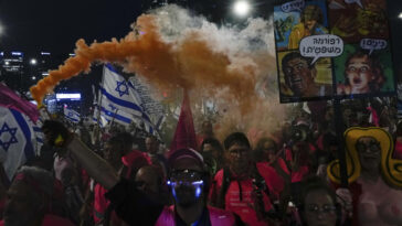 Israelíes protestan por decimocuarta semana consecutiva contra la reforma judicial en medio de un aumento de la violencia