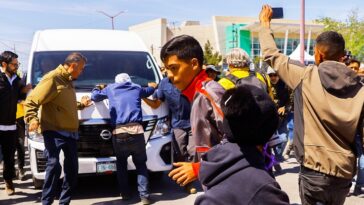 AMLO enfrenta personalmente protesta en Ciudad Juárez por letal incendio en centro migratorio (VIDEO)