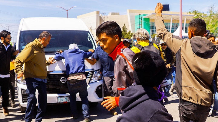 AMLO enfrenta personalmente protesta en Ciudad Juárez por letal incendio en centro migratorio (VIDEO)