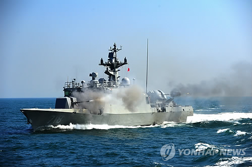 (LEAD) S. Korea fires warning shots after N. Korean patrol boat crosses maritime border