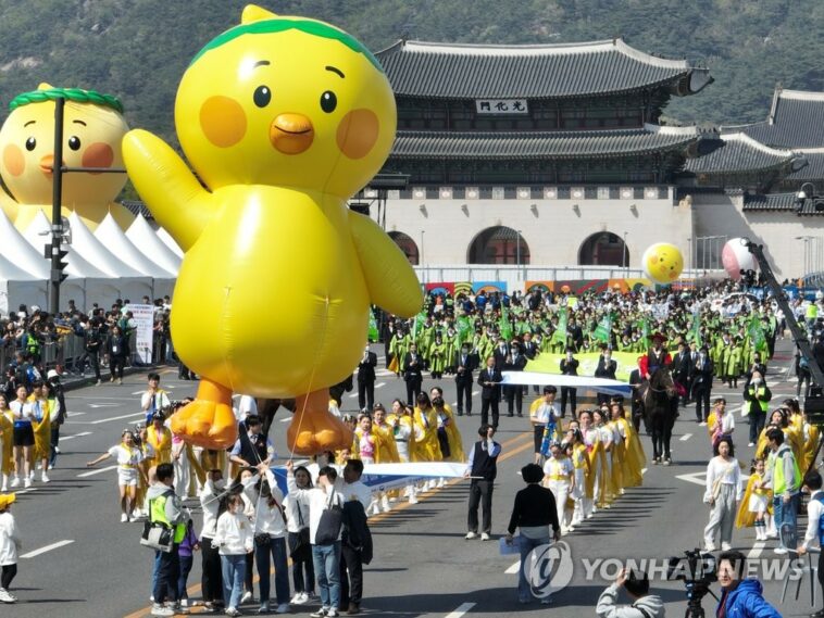 (LEAD) 1st large-scale Easter parade takes place in central Seoul
