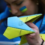 Aficionados ucranianos lanzan decenas de aviones de papel en Wembley y cantan canciones burlándose de Vladimir Putin