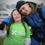 Aitch completa 15.000 pies de paracaidismo por el Día Mundial del Síndrome de Down - Music News