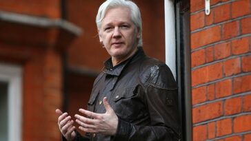 El Alto Comisionado de Australia para el Reino Unido, Stephen Smith, visitó al fundador de WikiLeaks encarcelado, Julian Assange (en la foto), que es australiano, en una prisión británica.