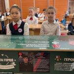 Dos alumnos rusos se 'desmayaron' cuando les mostraron nuevos pupitres escolares decorados con imágenes y detalles de los combatientes muertos en la guerra de Vladimir Putin en Ucrania, según los medios locales.