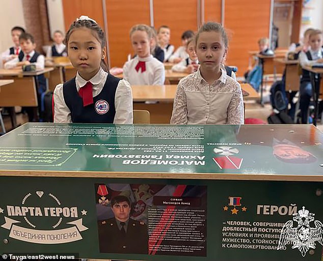 Dos alumnos rusos se 'desmayaron' cuando les mostraron nuevos pupitres escolares decorados con imágenes y detalles de los combatientes muertos en la guerra de Vladimir Putin en Ucrania, según los medios locales.