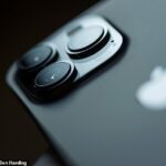 Apple ahora advierte a los usuarios de iPhones 12, 13, 14 que mantengan el dispositivo a una distancia mínima de seis pulgadas de su pecho si tienen un marcapasos o un dispositivo ICD implantado (foto de archivo)