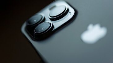 Apple ahora advierte a los usuarios de iPhones 12, 13, 14 que mantengan el dispositivo a una distancia mínima de seis pulgadas de su pecho si tienen un marcapasos o un dispositivo ICD implantado (foto de archivo)