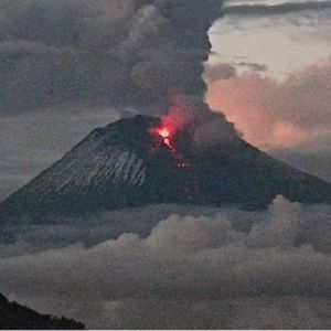 Cae ceniza del volcán Sangay en 3 provincias ecuatorianas