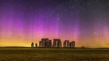 Los observadores de estrellas disfrutarán de un regalo colorido esta noche, ya que la aurora boreal será visible en todo el Reino Unido.  En la foto: la aurora boreal sobre Stonehenge