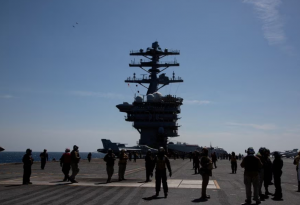 Las tripulaciones se ven en la cubierta de vuelo del USS Nimitz, frente a la costa de Busan, Corea del Sur, el 27 de marzo de 2023. El ejercicio marítimo combinado ROK-US es parte de Warrior Shield.  (Reuters)