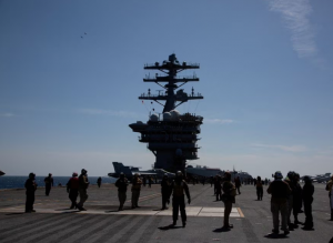 Las tripulaciones se ven en la cubierta de vuelo del USS Nimitz, frente a la costa de Busan, Corea del Sur, el 27 de marzo de 2023. El ejercicio marítimo combinado ROK-US es parte de Warrior Shield.  (Reuters)