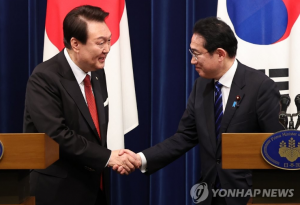 El presidente Yoon Suk Yeol (izquierda) le da la mano al primer ministro japonés Fumio Kishida al final de su conferencia de prensa conjunta después de su cumbre en Tokio el 16 de marzo de 2023. (Yonhap)