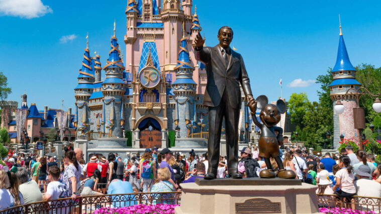 Disney demanda al gobernador de Florida, Ron DeSantis, alega un esfuerzo político para dañar su negocio
