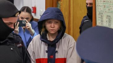 Daria Trepova es escoltada al interior de un edificio judicial antes de una audiencia en Moscú, Rusia, el 4 de abril de 2023.