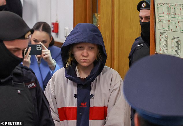 Daria Trepova es escoltada al interior de un edificio judicial antes de una audiencia en Moscú, Rusia, el 4 de abril de 2023.