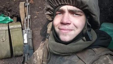 Se cree que el boxeador y soldado Maksym Galinichev (en la foto), de 22 años, estuvo sirviendo en la 25.a Brigada Aerotransportada Sycheslav de Ucrania en la región de Lugansk, donde fue asesinado.