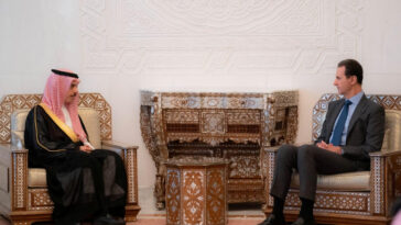 El canciller saudí se reúne con Assad de Siria en su primer viaje a Damasco desde el comienzo de la guerra civil