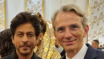 El embajador francés en India publica una foto con el 'gran' Shah Rukh Khan del evento NMACC y comparte una solicitud