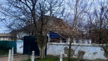 El enemigo ataca dos aldeas en la región de Kherson con bombas aéreas guiadas