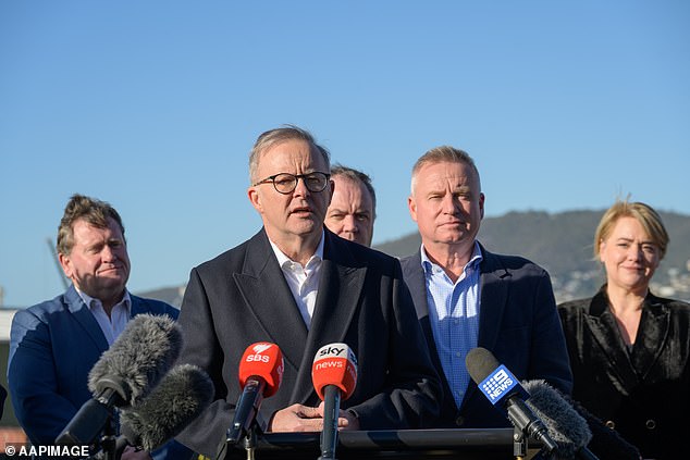 El primer ministro Anthony Albanese anuncia la contribución de 240 millones de dólares del gobierno federal al proyecto del estadio de Hobart junto con el primer ministro de Tasmania, Jeremy Rockliff (derecha)