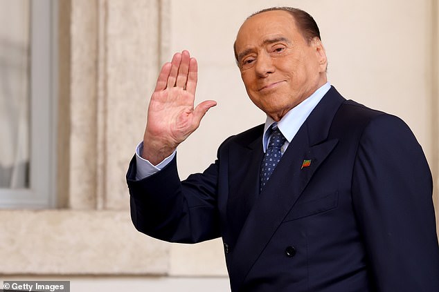 El ex primer ministro italiano Silvio Berlusconi (en la foto) ha sido diagnosticado con leucemia y una infección pulmonar menos de 24 horas después de ser ingresado en cuidados intensivos.