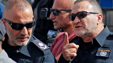El jefe de policía israelí insta a los israelíes que tienen licencias de armas de fuego a portar armas