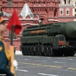 Un lanzador de misiles balísticos intercontinentales ruso Yars desfila por la Plaza Roja durante el ensayo general del desfile militar del Día de la Victoria en el centro de Moscú el 7 de mayo de 2022