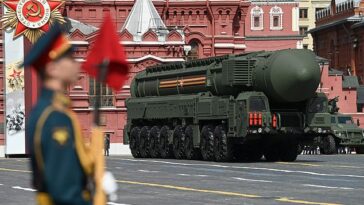 Un lanzador de misiles balísticos intercontinentales ruso Yars desfila por la Plaza Roja durante el ensayo general del desfile militar del Día de la Victoria en el centro de Moscú el 7 de mayo de 2022