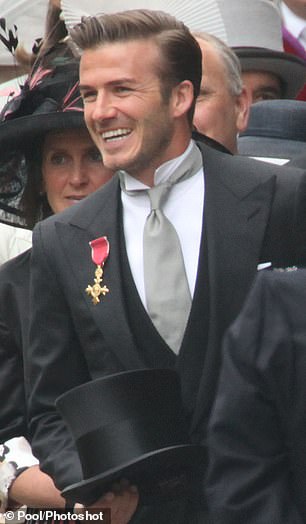 Se vio a David usando la medalla OBE en su solapa derecha, lo cual es incorrecto.