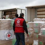 El primer vuelo de ayuda de la Cruz Roja aterriza en Sudán mientras continúan los combates