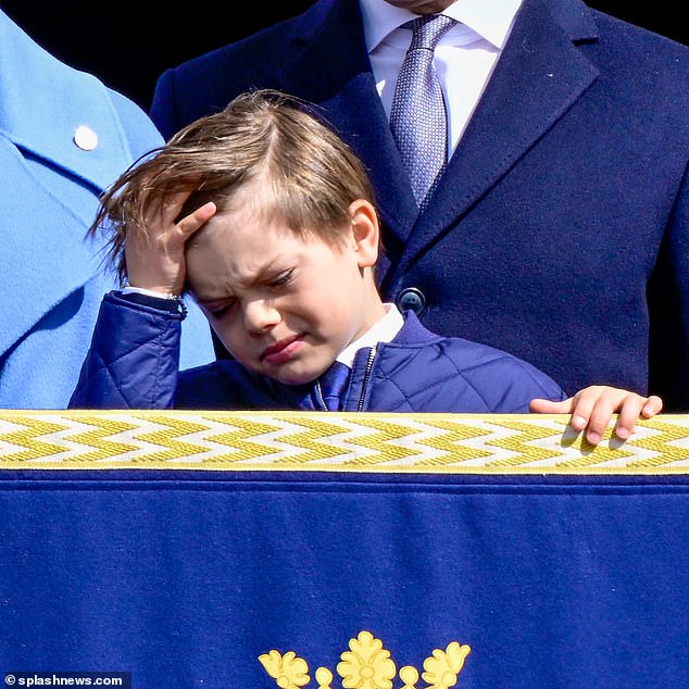 El príncipe Oscar de Suecia, de 7 años, tomó una hoja del libro del príncipe Louis durante una aparición en el balcón de la familia real sueca para celebrar el 77 cumpleaños del rey Carl Gustaf.