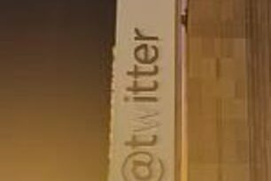 Elon Musk compartió una imagen del letrero de Twitter, que muestra que la 'w' había sido pintada de blanco.
