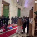 Enfrentamientos en la mezquita de Al-Aqsa: los militantes disparan cohetes después de la redada policial en el lugar sagrado