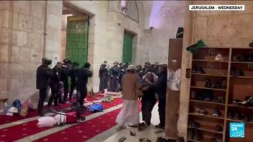 Enfrentamientos en la mezquita de Al-Aqsa: los militantes disparan cohetes después de la redada policial en el lugar sagrado