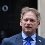 El Secretario de Estado británico para la Seguridad Energética y Net Zero Grant Shapps sale del número 10 de Downing Street tras una reunión del gabinete