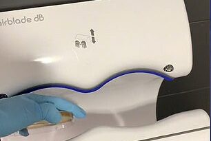 El científico se dispuso a ver si las bacterias se rocían en las manos cuando se usan secadores de aire.