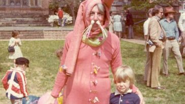 Esta mujer se vistió como el conejito de Pascua para esta foto de la década de 1970, pero el niño pequeño con el que está no parece muy divertido con el mono caído que se puso para la ocasión.