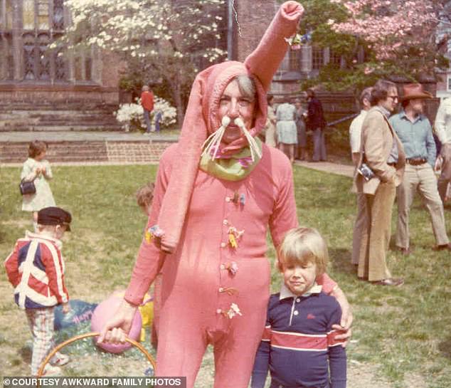 Esta mujer se vistió como el conejito de Pascua para esta foto de la década de 1970, pero el niño pequeño con el que está no parece muy divertido con el mono caído que se puso para la ocasión.