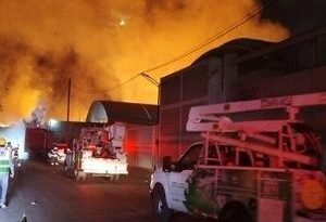 Fuerte incendio se registra en mercado central de Ciudad de México