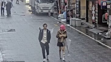 Avistamiento: según los informes, Harry Styles fue visto paseando por Tokio con su 'antiguo amor' Kiko Mizuhara solo unas horas después de su apasionado beso con Emily Ratajkowski