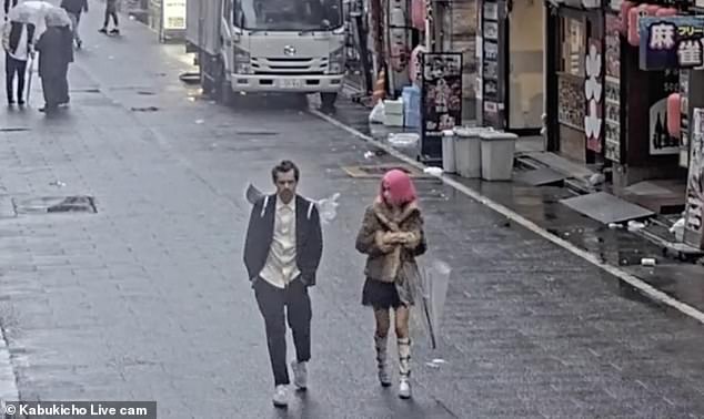 Avistamiento: según los informes, Harry Styles fue visto paseando por Tokio con su 'antiguo amor' Kiko Mizuhara solo unas horas después de su apasionado beso con Emily Ratajkowski