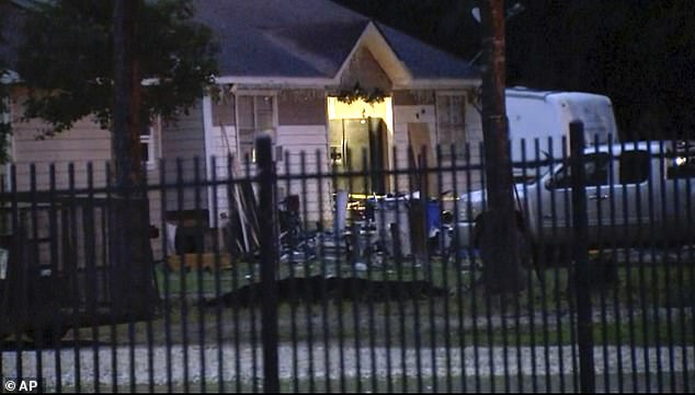 La casa en Cleveland, Texas, donde ocurrió el tiroteo a las 11:30 p.m. anoche.  Tres adultos fueron encontrados muertos en el interior y un niño fue llevado al hospital.