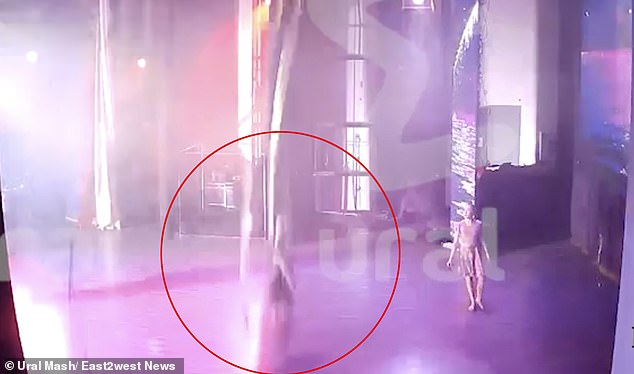 Este es el momento aterrador en el que una joven gimnasta rusa de primer nivel se cayó de los cables altos de un circo y sufrió