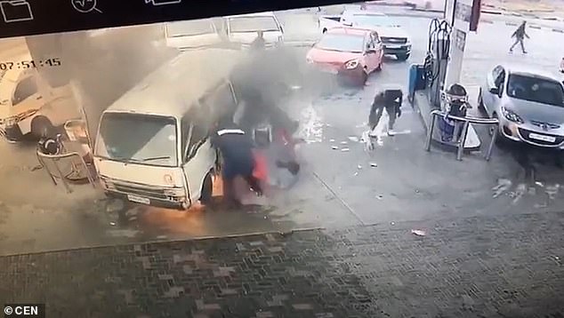 En el video, el empleado de la gasolinera Abdullah James, de 36 años, corre heroicamente hacia la ventana del pasajero e intenta abrirla mientras otros saltan por las ventanas para escapar.