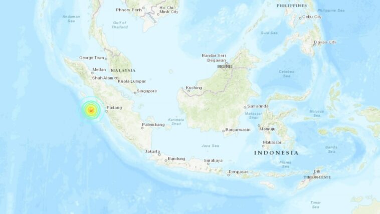 Indonesia golpeada por un terremoto de magnitud 7.3, levantan la alerta de tsunami