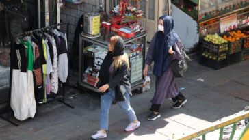 Irán instala cámaras en lugares públicos para identificar y penalizar a mujeres sin velo