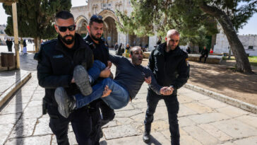 Israel criticado después de que la policía antidisturbios atacara a los fieles en la mezquita Al-Aqsa de Jerusalén